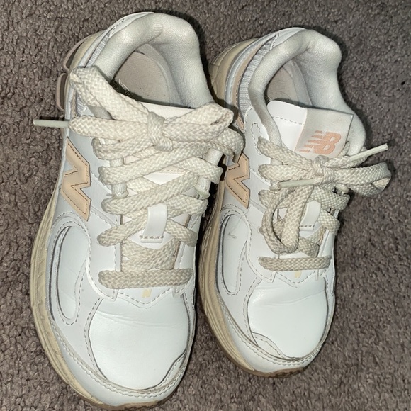 Girls new balance sneakers - Picture 2 of 5